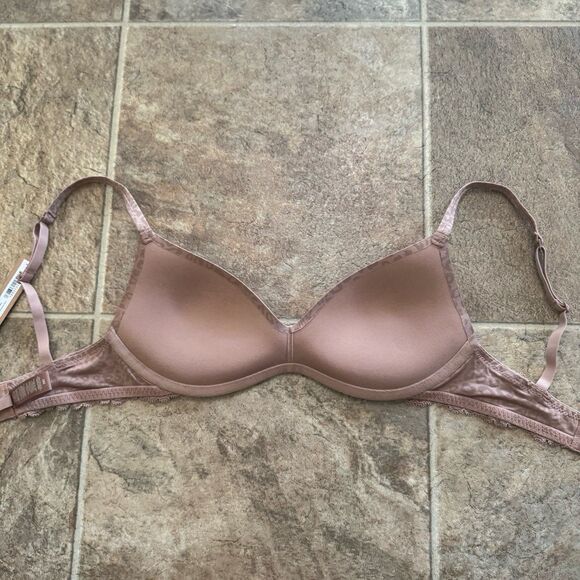 Skims Wireless Form Jacquard Push Up Plunge Bra
Sienna Micro Leopard Print 30C - Picture 6 of 9